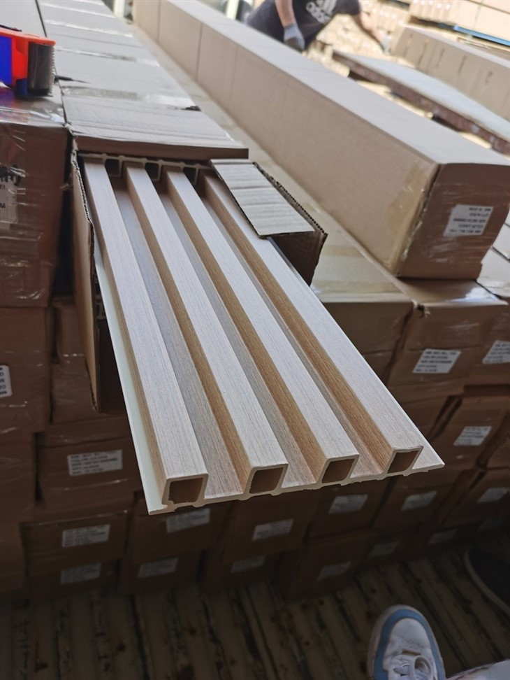 China WPC Factory Wooden Grains WPC Wall Panel